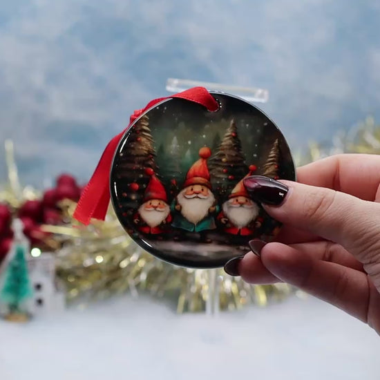 Video Showcasing a Christmas decoration with a gnome family on both sides