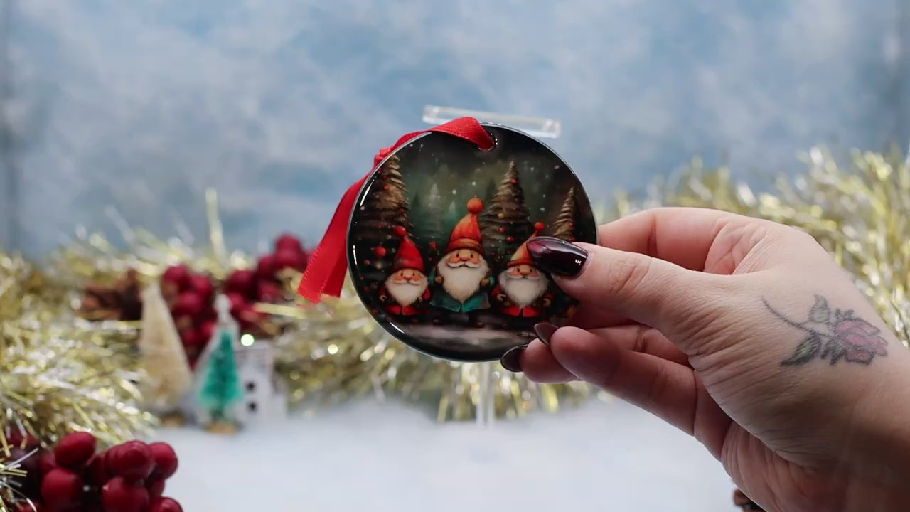 Video Showcasing a Christmas decoration with a gnome family on both sides
